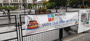 sur le parvis de la gare