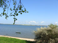 Blick auf Strand, Wasser und Boot