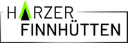 Logo der Harzer Finnhütten: Der Name in schlichten, schwarzen Versalien umrahmt von einem schlanken Rechteck. Das A in Harzer ist ein schwarzes Dreieck mit hellgrünem Dach - eine Finnhütte, aber auch eine Fichte