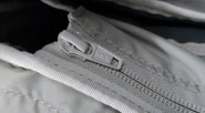 YKKファスナーの耐久性と品質を解説するETUBY Journal