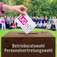 Eine Hand wirft ein Kuvert in eine Wahlurne