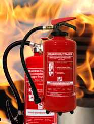 „Übungsfeuerlöscher mit wiederbefüllbarem Tank für Brandschutzübungen“  „Nachfüllbarer Schulungsfeuerlöscher für realistische Löschtrainings“  „Roter Übungsfeuerlöscher mit Schlauch und Handgriff für Trainingszwecke“  „Übungsfeuerlöscher für praxisnahe Br