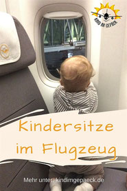 Kindersitze im Flugzeug.