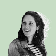 Portrait de Noémie, partenaire bien-être de Gaëlle Pagès au Pertuis – Portrait souriant sur fond Vert Menthe Clair, illustrant la collaboration professionnelle et l'accompagnement humain en Haute-Loire.