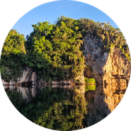 Felsen im Wasser im Nationalpark Los Haitises