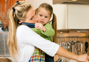 Hier sieht man drei Kinder dicht nebeneinandergehend von hinten.