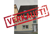 Haushälfte Frontseite mit Eingangstüre und Fenster in Beige