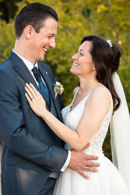 Trauung Heiraten in der St. Gallus Kirche in Flörsheim am Main, Brautpaar vor der katholischen Kirche in Flörsheim