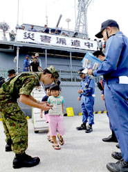 祖納港に避難誘導された住民らと、名簿で本人照合を行う自衛隊員=10日午前、与那国町