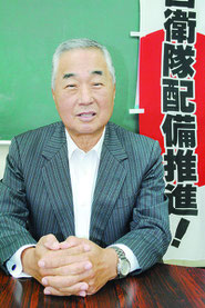 インタビューに答える三木氏=9日午後