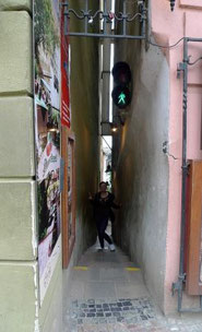 engste Gasse von Prag mit Ampelverkehr