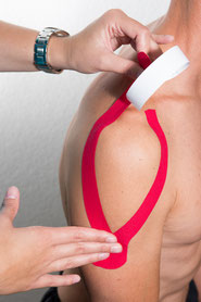 Kinesio-Tape ist heutzutage nicht mehr wegzudenken in der Sport, Rehabilitation oder zur Beeinflussung der Myofasziale Strukturen.