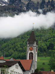 Een kerktoren in Walenstadt