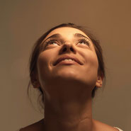 une personne est éclairée par des informations qu'elle vient de recevoir en voyance, elle a pris conscience de certains sujets, et elle est soulagée.