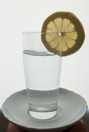 Ein Glas lauwarmes Wasser mit einer halben ausgepressten Zitrone kann gut bei Sommerhitze helfen.