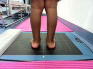 Estudio biomecánico infantil para niño con pies planos