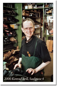 Schuhmacherei Baumbach - 2000 - Konrad Brill vor seinem Geschäft in der Saalgasse 4
