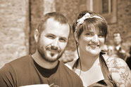 sortie de l'eglises le jeunes couples avec un jolie sourire gaetann photographe cette photo en noir et blanc pour changer de la couleur et le rendu est super.