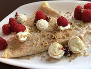 Crêpe mit frischen Himbeeren und Raffaello und Krokant