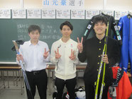 生徒と山元豪選手の記念写真。