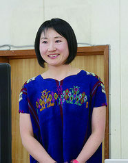 グアテマラの服を着て現地での経験を語る船浦中学校教諭の楠田恭子さん=26日午後、竹富町役場内