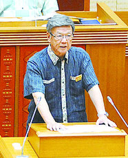 県議会で答弁する翁長知事(5日)