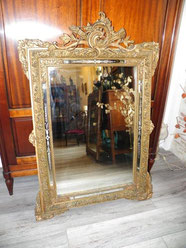 Miroir à parecloses style Louis XVI orné de baguettes en cristal