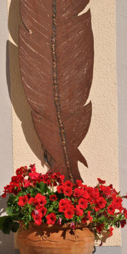 Blumentopf mit Feder im Hintergrund