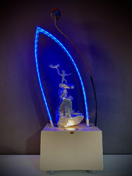 Abstrakte Skulptur ATARAXIE von Andreas Alka alias FLoYd, Drahtfiguren auf Sandstein, beleuchtet mit blauem LED-Licht, Plexiglasbogen mit Farbspiel.