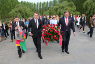Zwei ukrainische Männer mit Sankt-Georgs-Band tragen ein Gebinde mit Roten Rosen. Gedenken am 9.Mai 2015 Sowjetisches Ehrenmal Berlin Treptow. Foto: Helga Karl