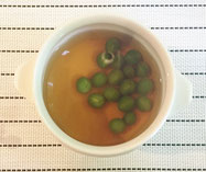 茶碗蒸しの上にグリーンピースのコンソメスープ