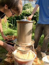 Freiwillige bedienen die Saftpresse 