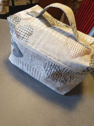 Trousse de toilette en coton imprimé "coeurs".