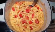 One Pot Pasta mit Garnelen emaillierter Gusseisentopf Emaille Emailletopf