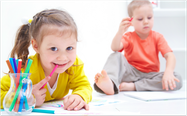 Wie lernen Kinder das richtige Zähneputzen? Was hilft gegen Daumenlutschen? Profitips vom Zahnarzt in Wettstetten. (© yanlev- Fotolia.com)