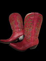 Une paire de bottes western pour femme rouge