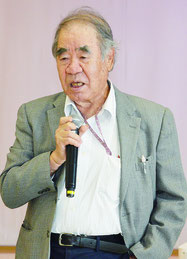 知念氏は「ハンセン病は誰にでもかかる病気。病気は100%治る」と強調した=3日、市健康福祉センター