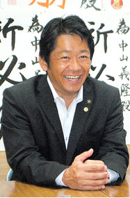 当選から一夜明け、笑顔で報道陣のインタビューに応じる中山氏=3日午前8時ごろ、自民党事務所