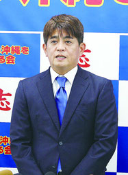 会見する安里氏。経済施策などを中心に訴えた=3日、那覇市内事務所