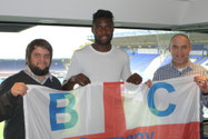 Russell Poyner, Emmanuel Mbende und Tom Kleine in einer Loge des St. Andrew's Stadium in Birmingham