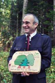 ÖJV Vorstand Dr. Wolfgang Kornder mit der “Trophäe” – natürlich aus Holz.