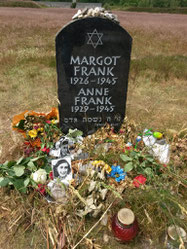 In het kamp waar Anne en Margot Frank het leven lieten is door de Anne Frank Stichting een gedenksteen geplaatst ter nagedachtenis.