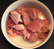 Une assiette de viande pour l'alimentation du chien par coach canin 16 educateur canin à angoulême