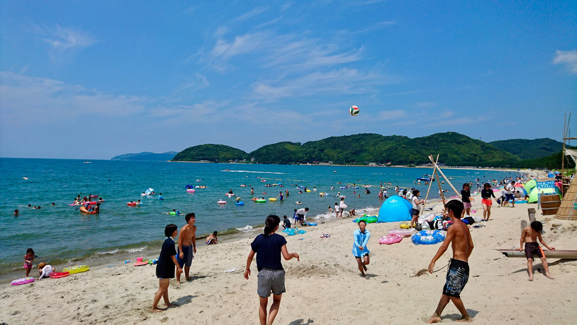 深江海水浴場でボール遊びをする海水浴客