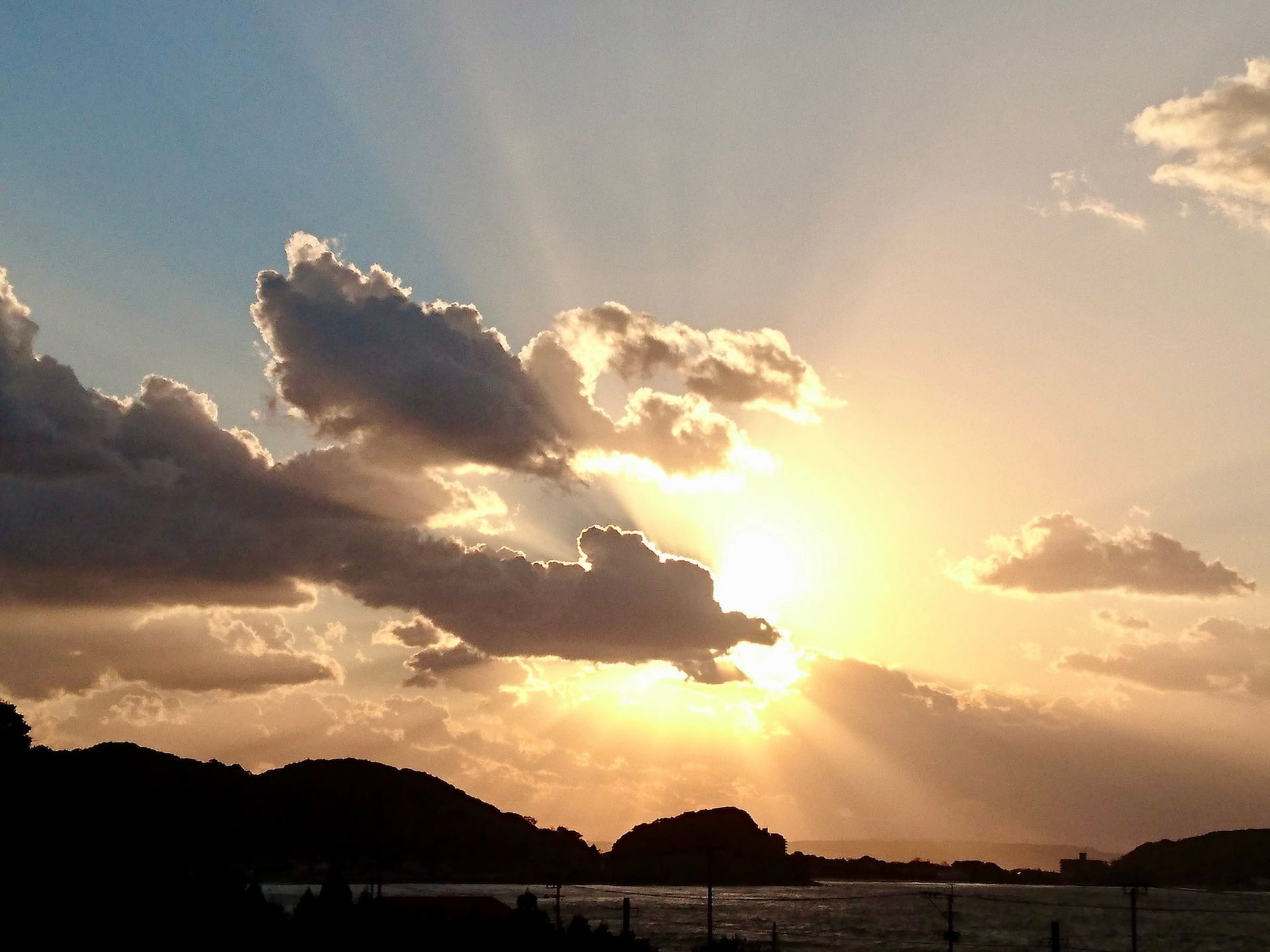 福岡県糸島市に鎮座する鎮懐石八幡宮に現れた、後光が射す「龍雲（龍神雲）」は大吉兆のサイン。