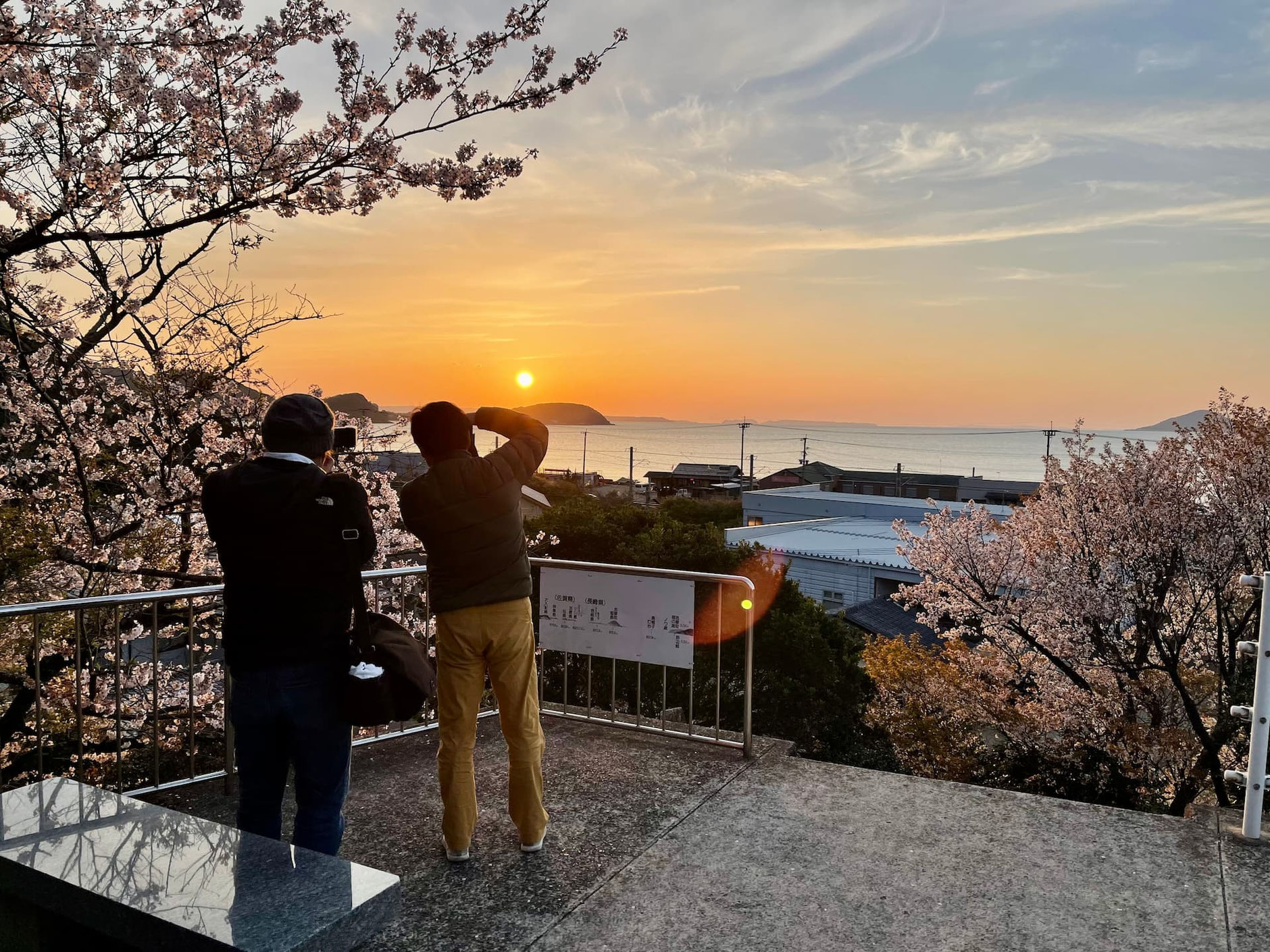 鎮懐石八幡宮の展望台は、桜・海・夕日を見ることができる