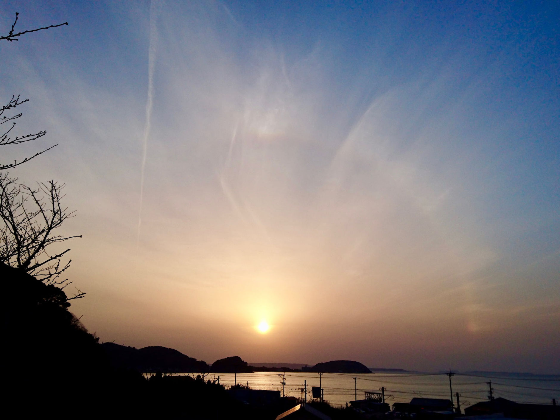 太陽の周りに現れた丸い虹（日暈）Halo