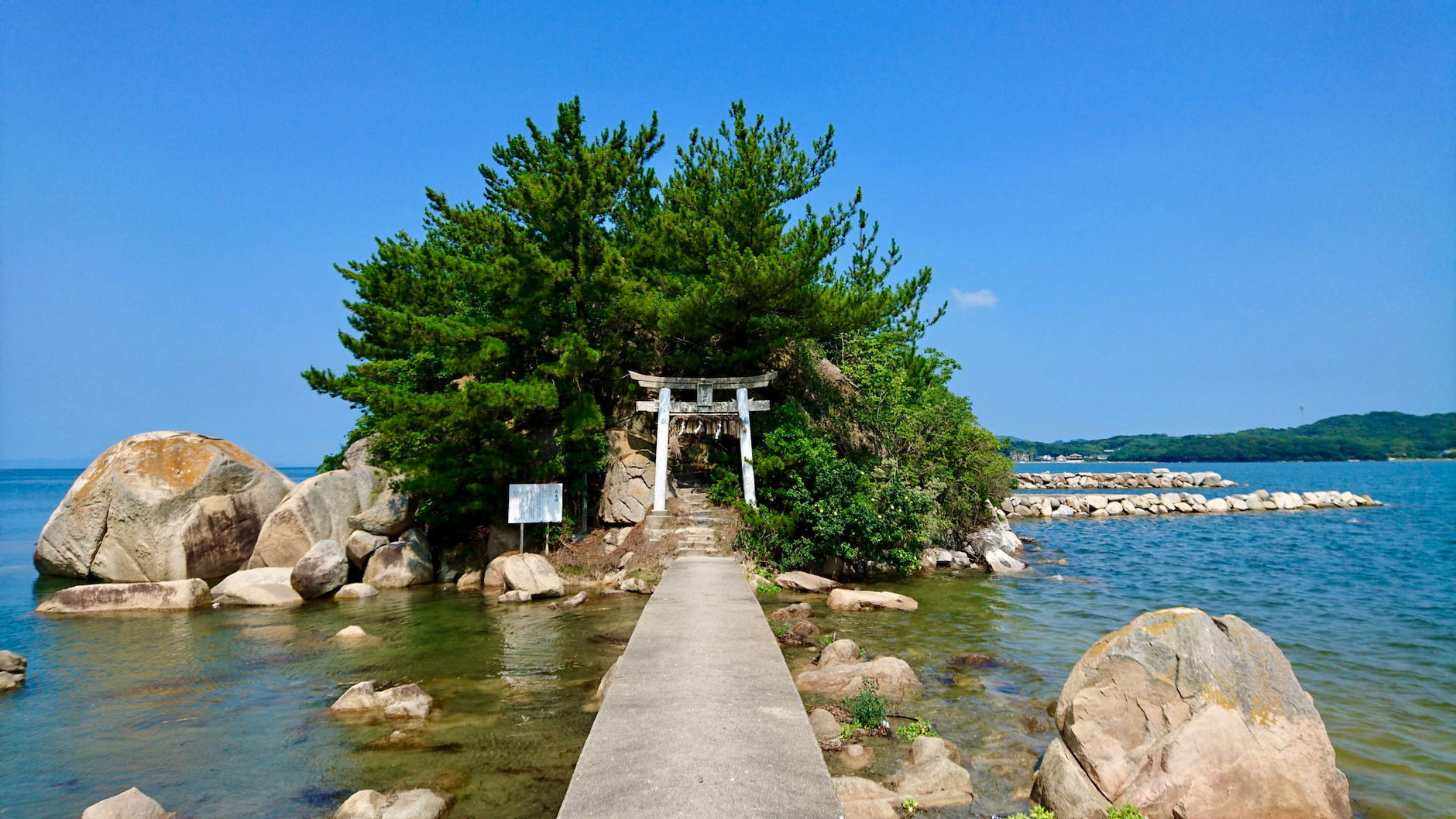 糸島の海に浮かぶ小島に鎮座する箱島神社