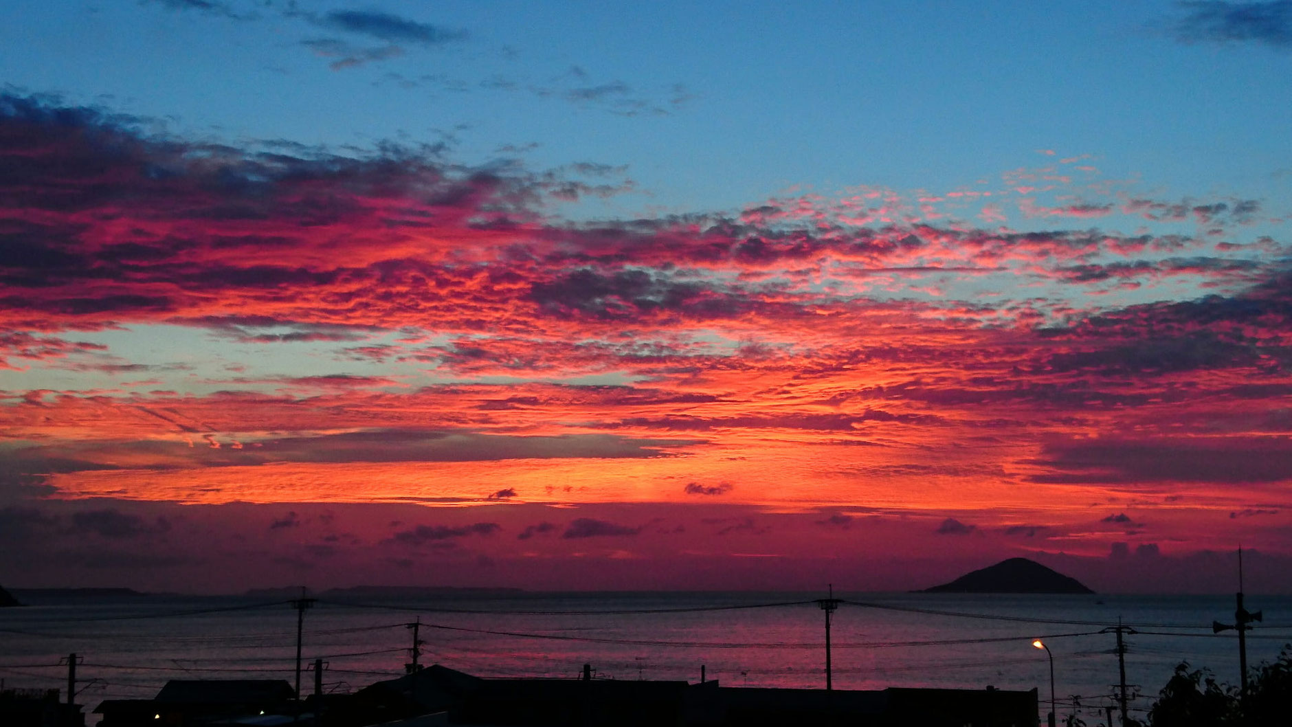 鎮懐石八幡宮の丘で撮影した夕日に照らされた茜雲