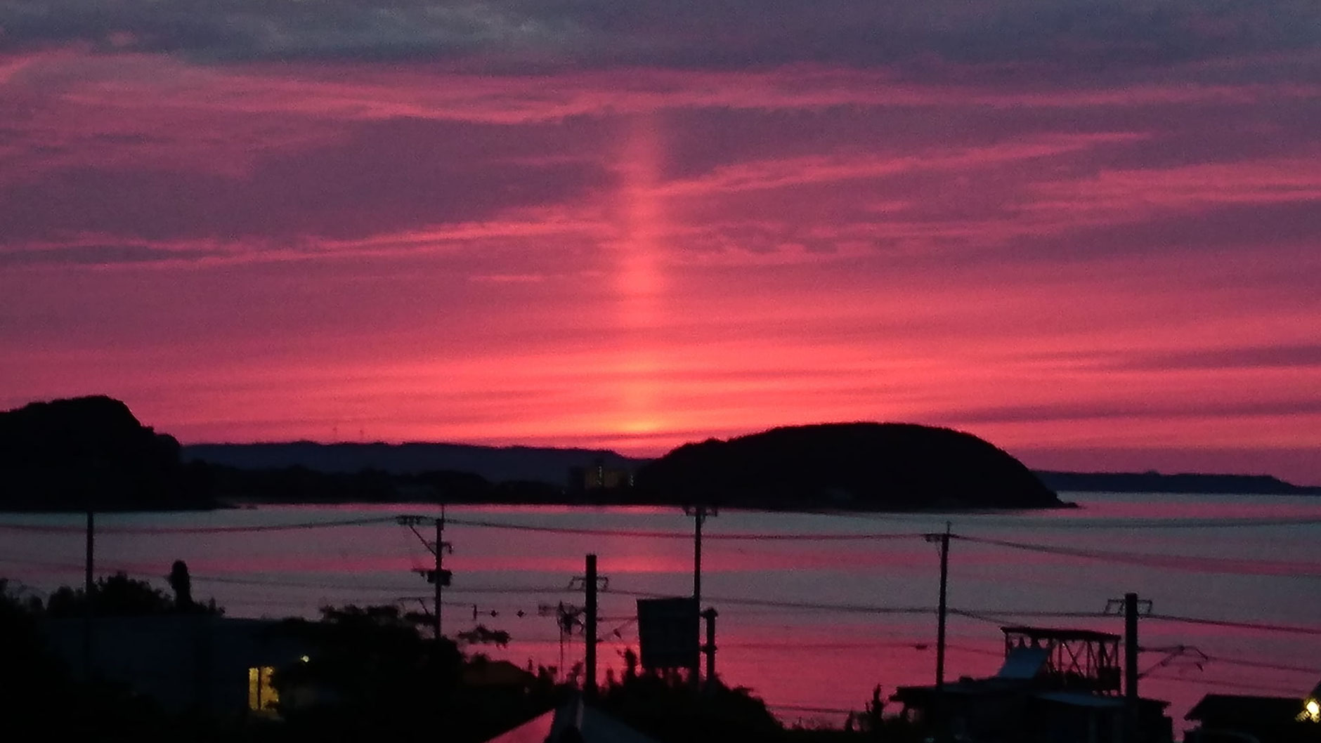 太陽の火柱が空に登っている